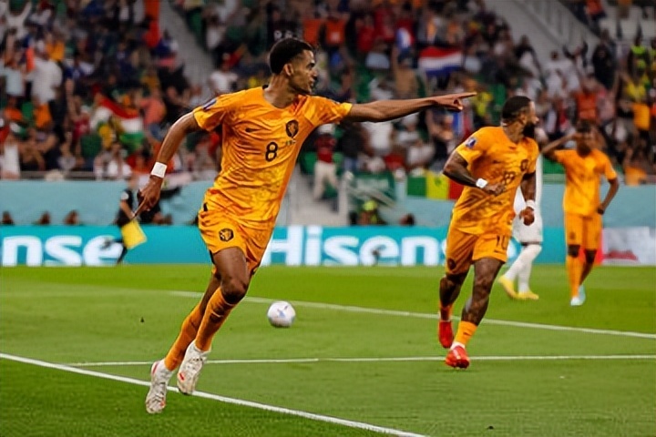 关于今晚里昂调整名单以备荷甲；复出首秀环节打磨；话题不断；更衣室氛围转暖的信息